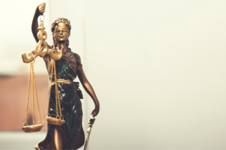 Dr. Jonatas Lucena alerta que, em casos de cyberbullying entre menores, os pais podem ser responsabilizados judicialmente pelos atos dos filhos.