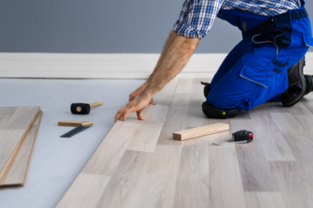 Marcio André Savi destaca as principais tendências e materiais que tornam as reformas de imóveis mais sustentáveis e funcionais.