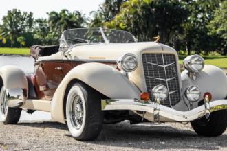 Manter um carro antigo é investir em história, cuidado e paixão, ressalta Márcio Pires de Moraes.