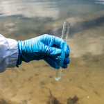 O saneamento aliado à engenharia ambiental reduz riscos sanitários e preserva ecossistemas, reforçando o impacto positivo defendido pela Versa Engenharia Ambiental Ltda.