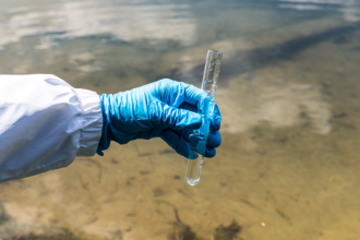 O saneamento aliado à engenharia ambiental reduz riscos sanitários e preserva ecossistemas, reforçando o impacto positivo defendido pela Versa Engenharia Ambiental Ltda.