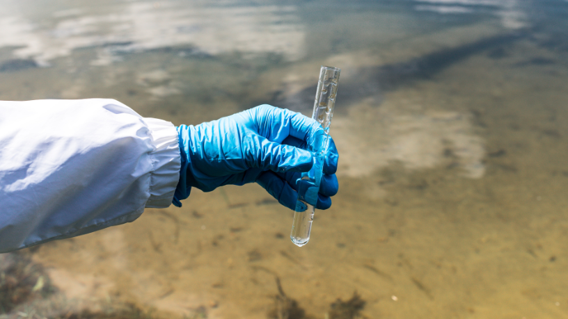 O saneamento aliado à engenharia ambiental reduz riscos sanitários e preserva ecossistemas, reforçando o impacto positivo defendido pela Versa Engenharia Ambiental Ltda.