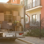 Como embalar roupas e calçados para mudança sem amassar nem mofar: a Jm Mudanças mostra dicas práticas para proteger seus itens do início ao fim.