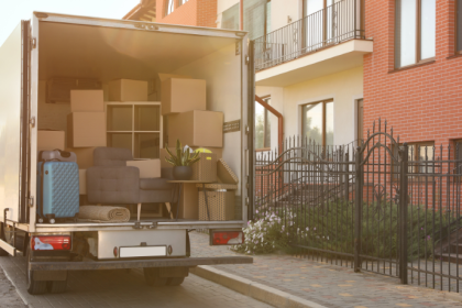 Como embalar roupas e calçados para mudança sem amassar nem mofar: a Jm Mudanças mostra dicas práticas para proteger seus itens do início ao fim.