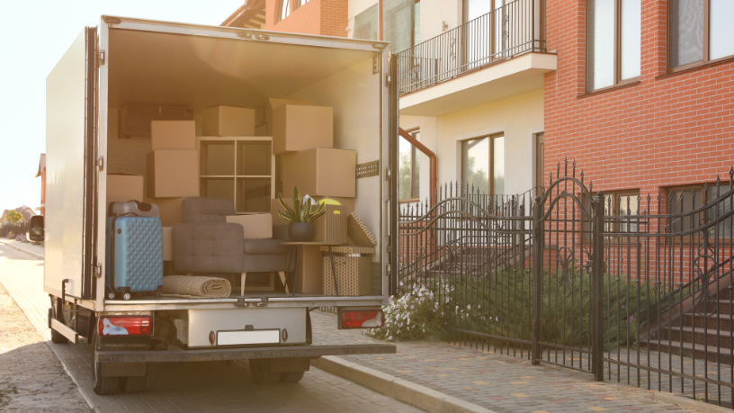 Como embalar roupas e calçados para mudança sem amassar nem mofar: a Jm Mudanças mostra dicas práticas para proteger seus itens do início ao fim.