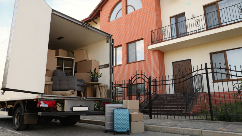 Vai se mudar? Aprenda como embalar roupas e calçados sem amassar nem mofar com orientações da Jm Mudanças para uma mudança segura.