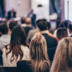 Sérgio Bento De Araújo explora como feiras como a Bett Brasil estão definindo as tendências que transformam as escolas.
