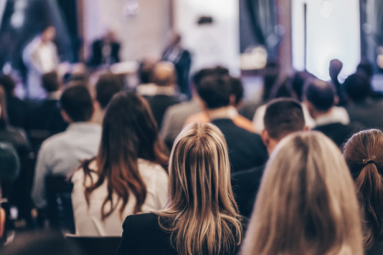 Sérgio Bento De Araújo explora como feiras como a Bett Brasil estão definindo as tendências que transformam as escolas.