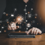 A nova lógica das relações sociais nasce das conexões criadas pelas plataformas digitais. Andre de Barros Faria destaca o impacto dessa transformação no ambiente online.