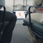 Duas pessoas acompanham uma consulta on-line em um laptop, em um ambiente profissional.
