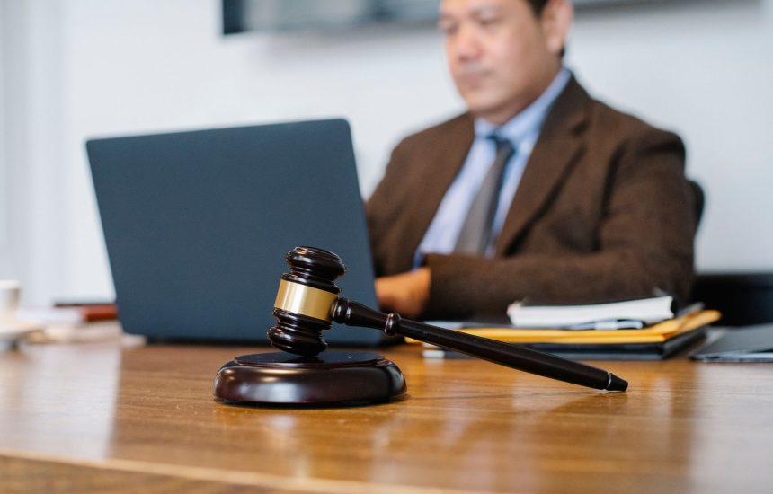 Juiz trabalha em um computador portátil em um escritório jurídico.