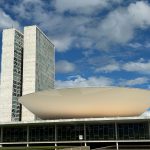 Edifício do Congresso Nacional em Brasília sob céu claro.