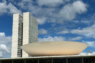 Edifício do Congresso Nacional em Brasília sob céu claro.