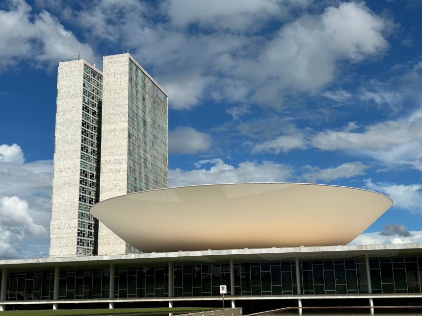 Edifício do Congresso Nacional em Brasília sob céu claro.