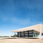 Edifício modernista do Supremo Tribunal Federal, em Brasília, sob céu azul.
