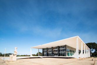 Edifício do Supremo Tribunal Federal em Brasília, com sua arquitetura modernista sob céu azul.