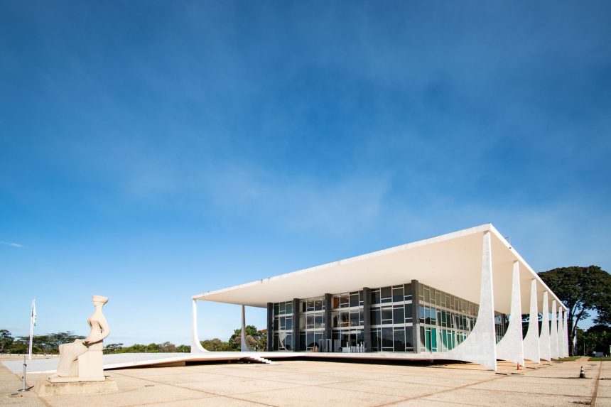 Vista externa do edifício modernista do Supremo Tribunal Federal, em Brasília, sob céu azul.