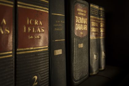Close-up de livros de direito e legislação organizados em uma estante.