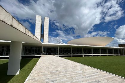 Vista externa do Congresso Nacional do Brasil, em Brasília, sob céu claro.
