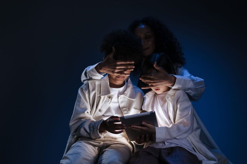 Mãe supervisiona duas crianças enquanto usam um tablet em ambiente doméstico.